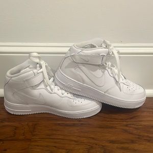 AIR FORCE 1 HIGH. perfect condition. never worn.